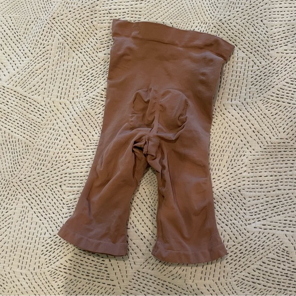 Sculpting Short Above The Knee With Gussett - Picture 3 of 3